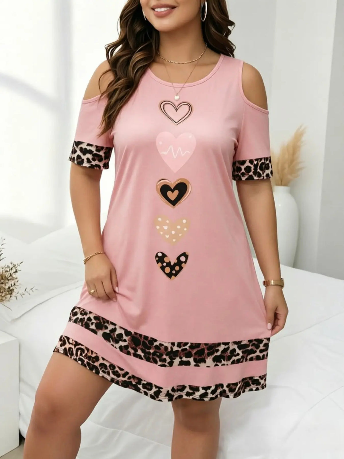 Plus Size Women's Leopard & Heart Pattern Round Neck Cold Shoulder Short Sleeve Loose Dress, Boho Style Dresses, Boho Sundresses, Womenswear, Fashion Casual Wear for Summer